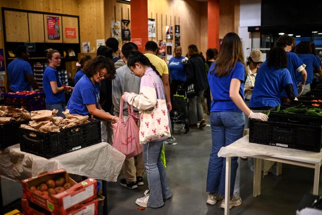 Une distribution alimentaire pour les étudiants, organisée par l’association Linkee dans le centre de Bordeaux, le 24 septembre 2024.