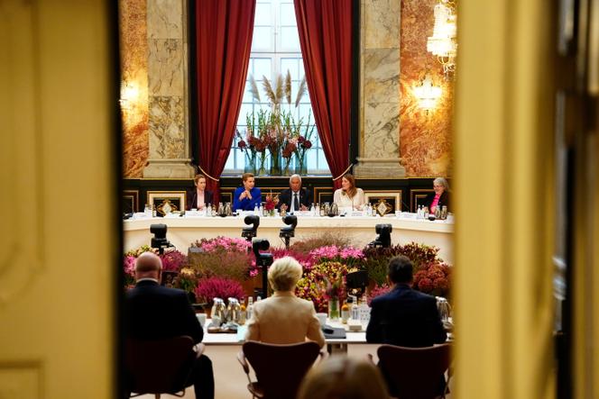 La présidente de la Commission européenne, Ursula von der Leyen (de dos, au centre), lors d’un sommet avec des dirigeants européens, au Parlement danois, à Copenhague, le 1ᵉʳ octobre 2025. 