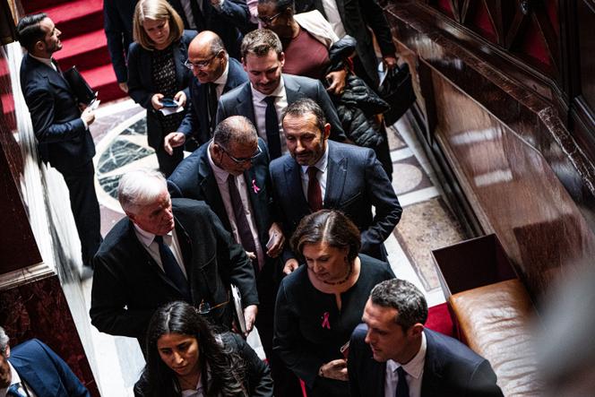 Le député Droite républicaine, Michel Barnier, et le député RN, Sébastien Chenu, lors l’élection des vice-présidents de l’Assemblée nationale, à Paris, le 1ᵉʳ octobre 2025.