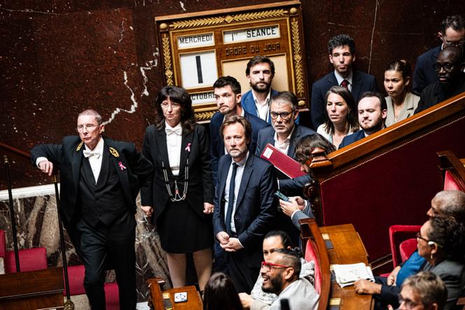 Le président du groupe Socialiste, Boris Vallaud, et le député Socialiste, Olivier Faure, attendent en marge de l’hémicycle lors l’élection des vice-présidents de l’Assemblée nationale en ouverture de la session ordinaire à l’Assemblée nationale, à Paris, le 1 octobre 2025.