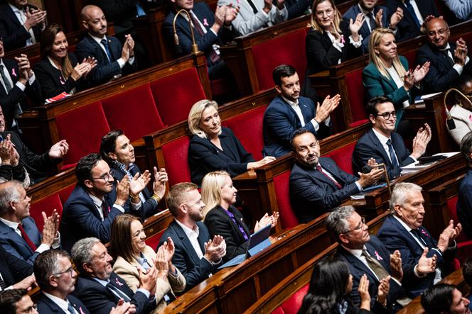 Les députés RN applaudissent leurs collègues Hélène Laporte et Sébastien Chenu, lors de l’élection des vice-présidents de l’Assemblée nationale, à Paris, le 1ᵉʳ octobre 2025.