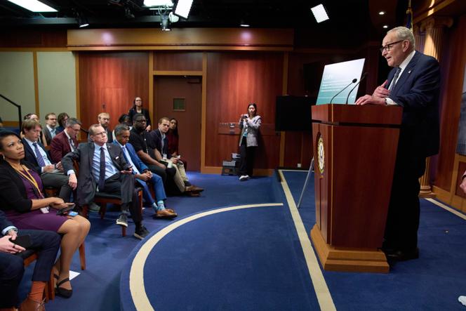 Le chef de la minorité au Sénat, Chuck Schumer (démocrate de New York), s’adresse aux journalistes au sujet du shutdown, au Capitole à Washington, le 30 septembre 2025.
