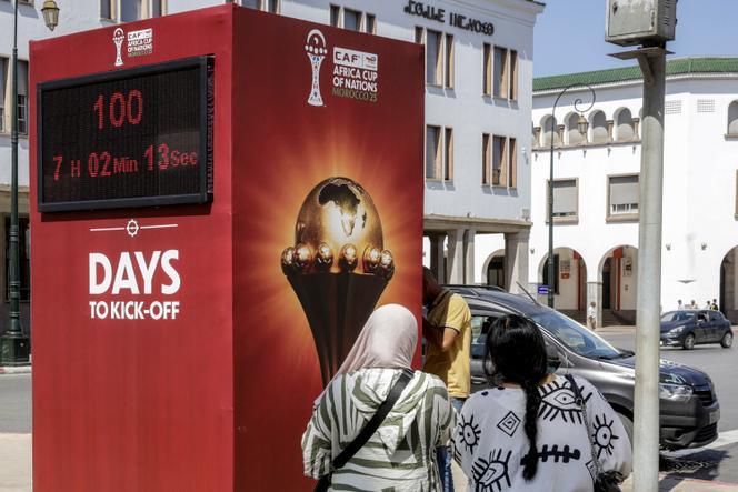Un compte à rebours indiquant les 100 jours restants avant le coup d’envoi de l’édition 2025 de la Coupe d’Afrique des nations (CAN) au Maroc, dans le centre de Rabat, le 12 septembre 2025.
