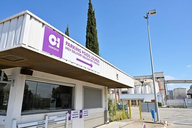 A l’entrée de la verrerie du groupe américain Owens-Illinois, à Vergèze, dans le Gard, le 10 avril 2025.