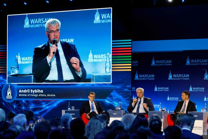 Le ministre ukrainien des affaires étrangères, Andrii Sybiha, aux côtés de ses homologues allemand, Johann Wadephul, et polonais, Radoslaw Sikorski, lors d’une table ronde intitulée Augmenter les enjeux : faut-il craindre l’Europe ? lors du Forum sur la sécurité de Varsovie, le 29 septembre 2025.