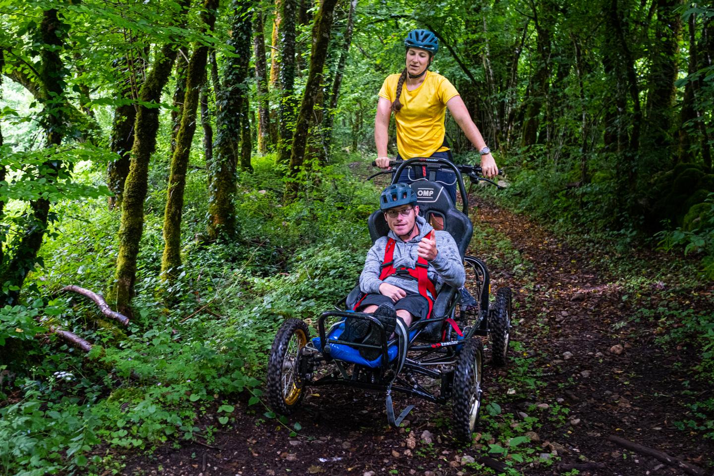 « On n’est plus seulement aidant et aidé, on redevient un couple en vacances » : au cœur du Jura, les personnes handicapées et leurs proches reprennent leur souffle