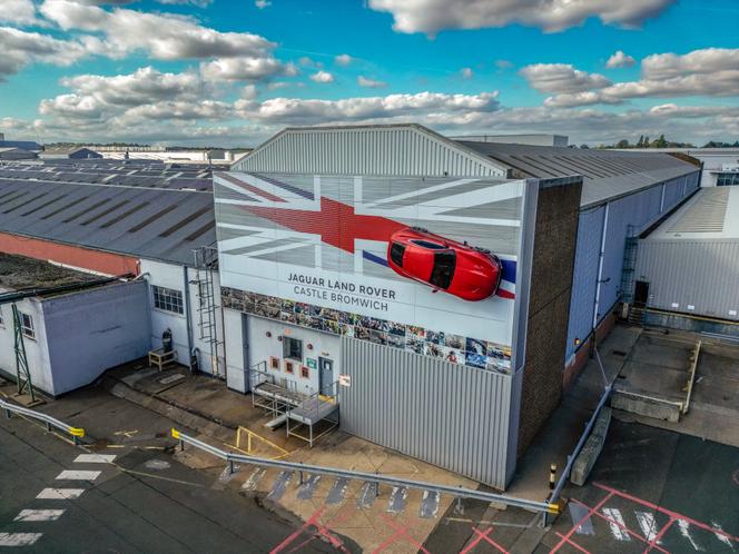 Dans l’enceinte de l’usine Jaguar Land Rover de Castle Bromwich, à Birmingham, au Royaume-Uni, le 30 septembre 2025.