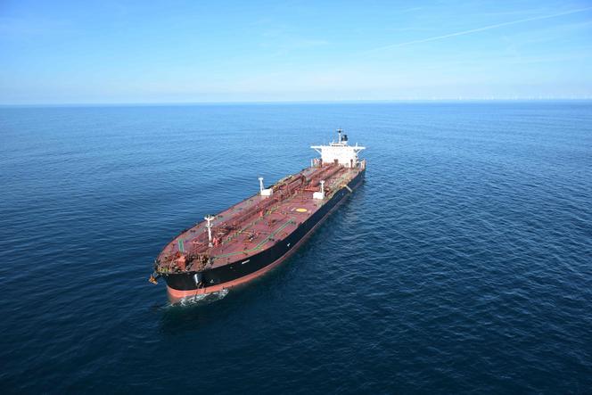 Cette photo aérienne montre le pétrolier Pushpa ancré au large de Saint-Nazaire, dans l’ouest de la France, le 1er octobre 2025.