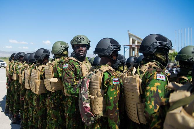 Des policiers kényans arrivent à l’aéroport international Toussaint-Louverture de Port-au-Prince, le 6 février 2025.