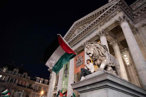 Un manifestant tient un drapeau palestinien à Bruxelles, le 2 octobre 2025.