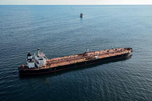 Vue aérienne, prise le 1er octobre, du « Boracay », aussi appelé « Pushpa », ce pétrolier de la « flotte fantôme » russe arraisonné par les autorités françaises au large de Saint-Nazaire.