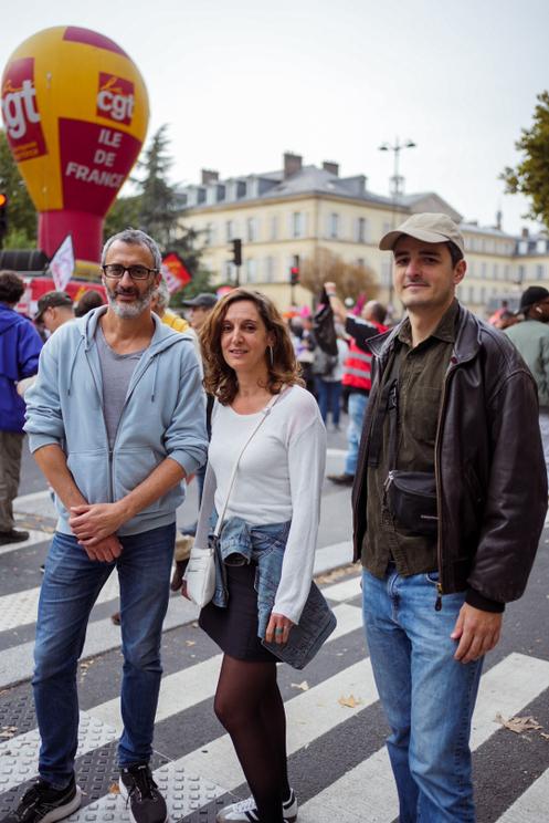Pierre, 49 ans, cadre au ministère de la transition écologique, Alice, 47 ans, professeur des écoles, et Antoine, 33 ans, professeur des écoles, dans le cortège parisien, le 2 octobre 2025.