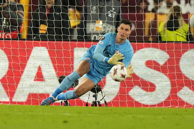 Le gardien de Lille, Berke Özer, arrête un penalty tiré par Artem Dovbyk de l’AS Rome, lors de la 2ᵉ journée de la Ligue Europa, au stade olympique de Rome, le 2 octobre 2025.