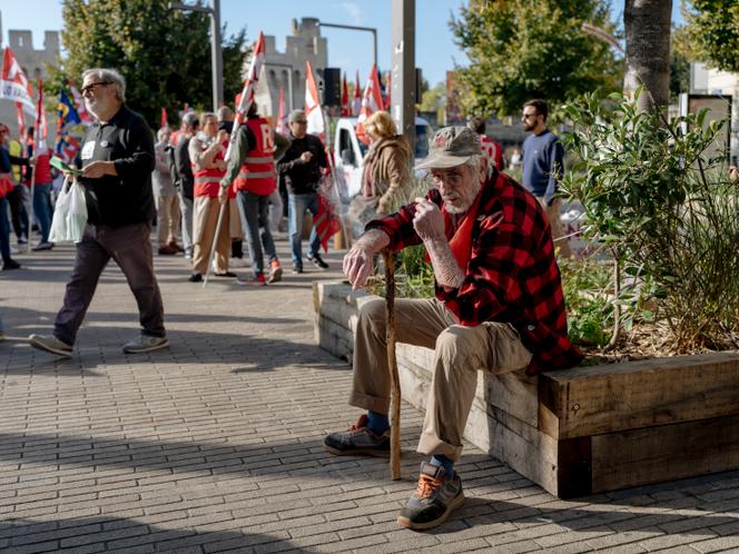 Un manifestant sur le cours Jean-Jaurès lors de la manifestation de l’intersyndicale à Avignon, le 2 octobre 2025.