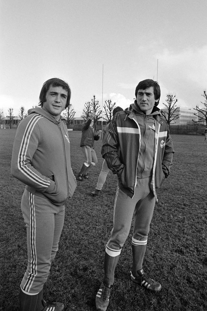 Roland Bertranne (à gauche), avec Guy Laporte, lors d’un entraînement du XV de France, à Rueil-Malmaison (Hauts-de-Seine), le 4 février 1981. 