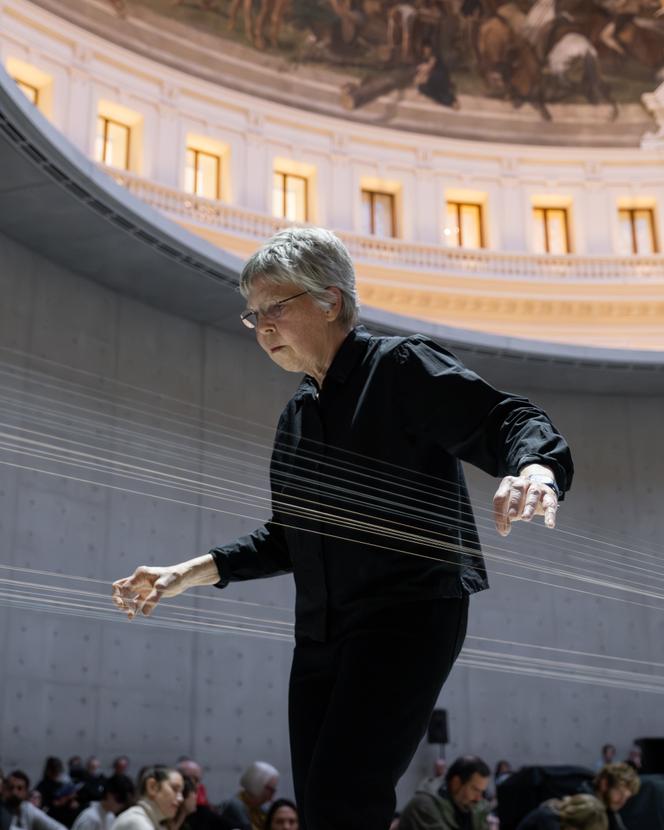 Ellen Fullman, « Kontaktmikrofone 1 », pour instrument à cordes longues et électronique, à la Bourse de commerce, à Paris, le 25 septembre 2025.
