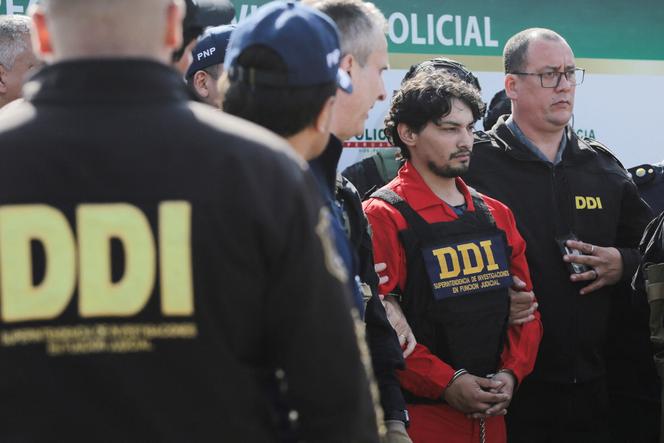 Matias Ozorio, suspect dans le triple féminicide de Buenos Aires, escorté par la police argentine après avoir été arrêté au Pérou, à l’aéroport de Lima, le 2 octobre 2025.