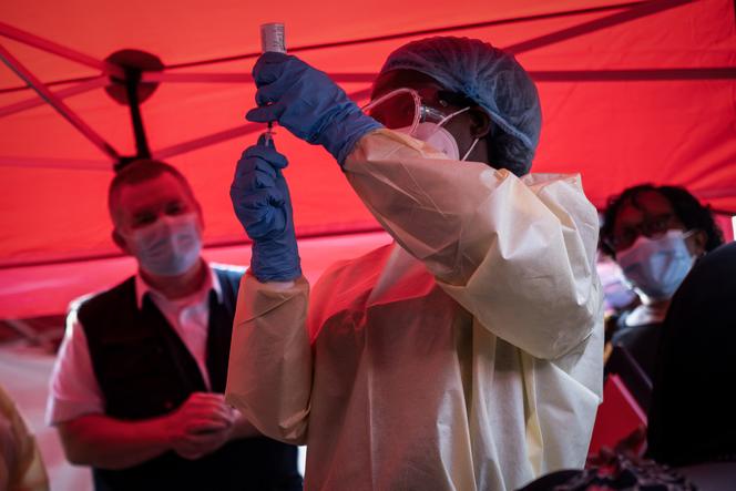 Lors d’une campagne de vaccination contre le virus Ebola, à l’hôpital national de Mulago, à Kampala, en Ouganda, le 3 février 2025.