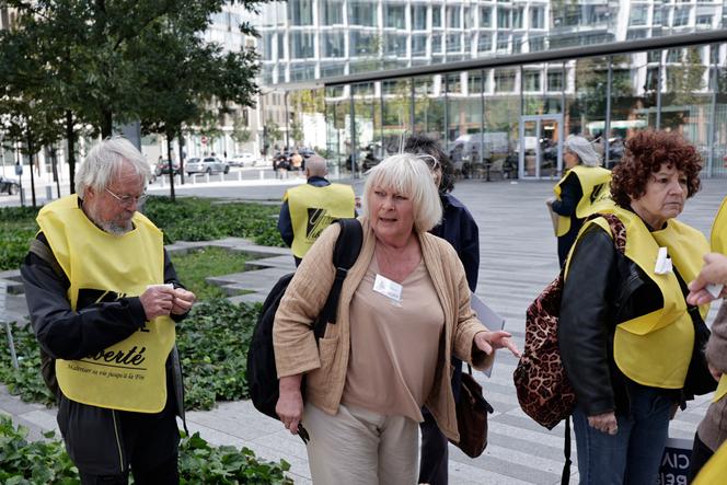 Claude Hury, cofondatrice de l’association Ultime liberté, lors d’un rassemblement de supporteurs devant le tribunal judiciaire, à Paris, le 15 septembre 2025. 