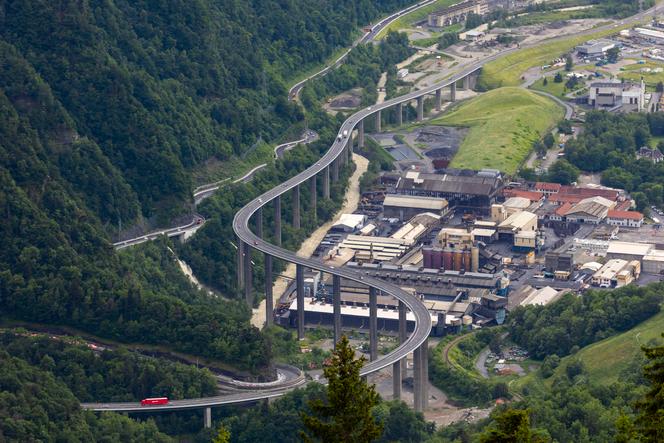Des véhicules circulent sur le viaduc des Egratz (autoroute A40) qui relie la vallée de l’Arve et le tunnel du Mont-Blanc (vallée de Chamonix), à Passy (Haute-Savoie), le 2 juin 2022. 