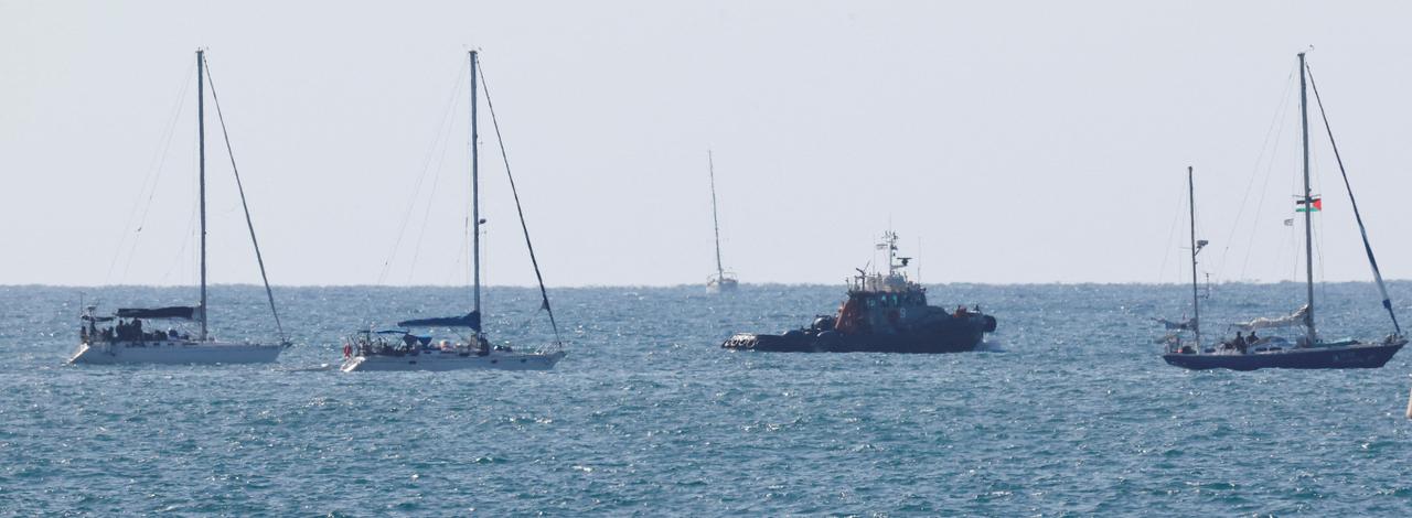 Des navires interceptés de la flottille Global Sumud par la flotte militaire israélienne se dirigent vers le port d’Ashdod, dans le sud d’Israël, le 2 octobre 2025.