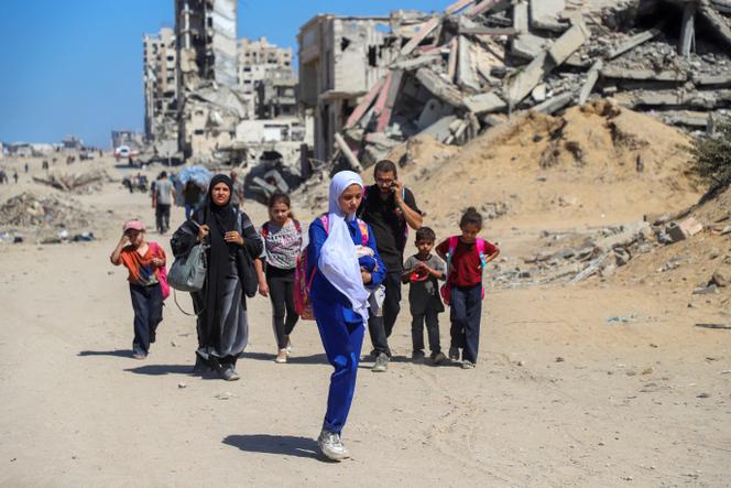 Os palestinos deslocados andam para o sul de Asy Flee Gaza City, após uma ordem de evacuação israelense, em meio a uma operação militar israelense, Gaza City, em Octuber 2, 2025.