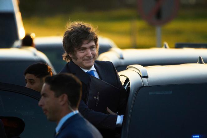 Le président argentin, Javier Milei, arrive au complexe pénitentiaire d’Ezeiza (Argentine), pour présenter un projet de réforme du code pénal, jeudi 2 octobre 2025.