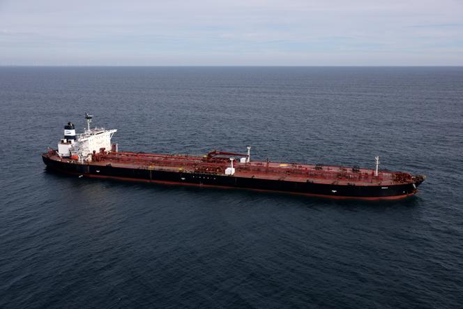 Vue aérienne du pétrolier portant le nom « Boracay » sur sa coque mais aussi connu sous celui de « Pushpa », au large de Saint-Nazaire , le 2 octobre, 2025. 