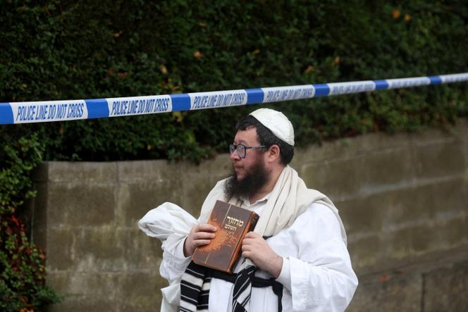 Devant la synagogue où s’est déroulée l’attaque au couteau, à Manchester (Grande-Bretagne), le 2 octobre 2025. 