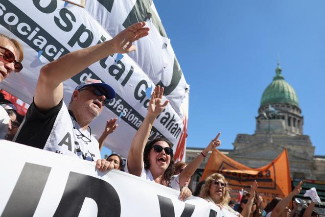 Des manifestants encouragent les élus du Parlement argentin à rejeter des veto du président à Buneos Aires, le 2 octobre 2025.