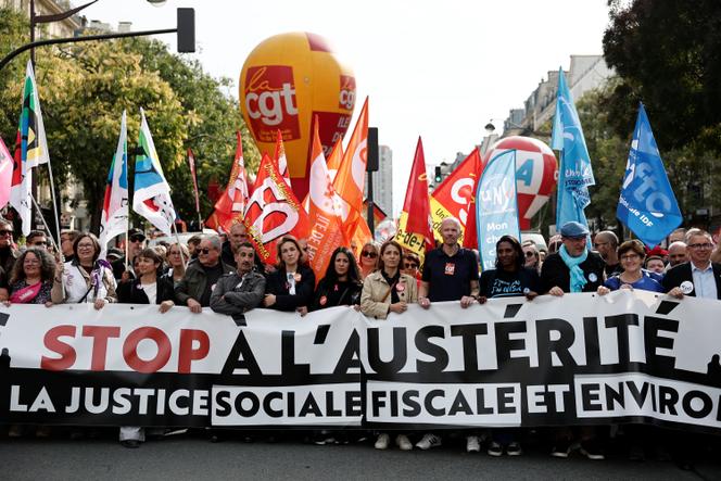 Frédéric Souillot (FO), Marylise Léon (CFDT), Sophie Binet (CGT) et d’autres représentants des principales centrales syndicales, lors d’une manifestation à Paris, le 2 octobre 2025.