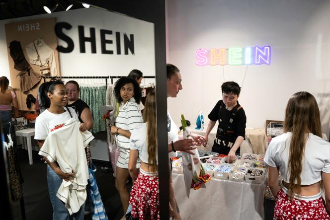 Dans une boutique éphémère de la plateforme chinoise de fast-fashion Shein, à Dijon, le 26 juin 2025. 
