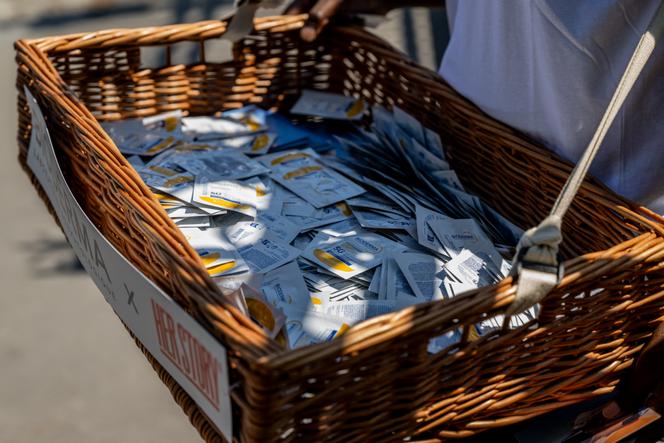 Des échantillons de crème solaire distribués gratuitement, à Paris, en pleine vague de chaleur, le 18 juin 2025.