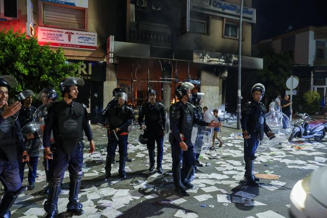 Des policiers marocains lors d’une manifestation en opposition aux systèmes éducatif et de santé défaillants, à Salé, le 1er octobre 2025.