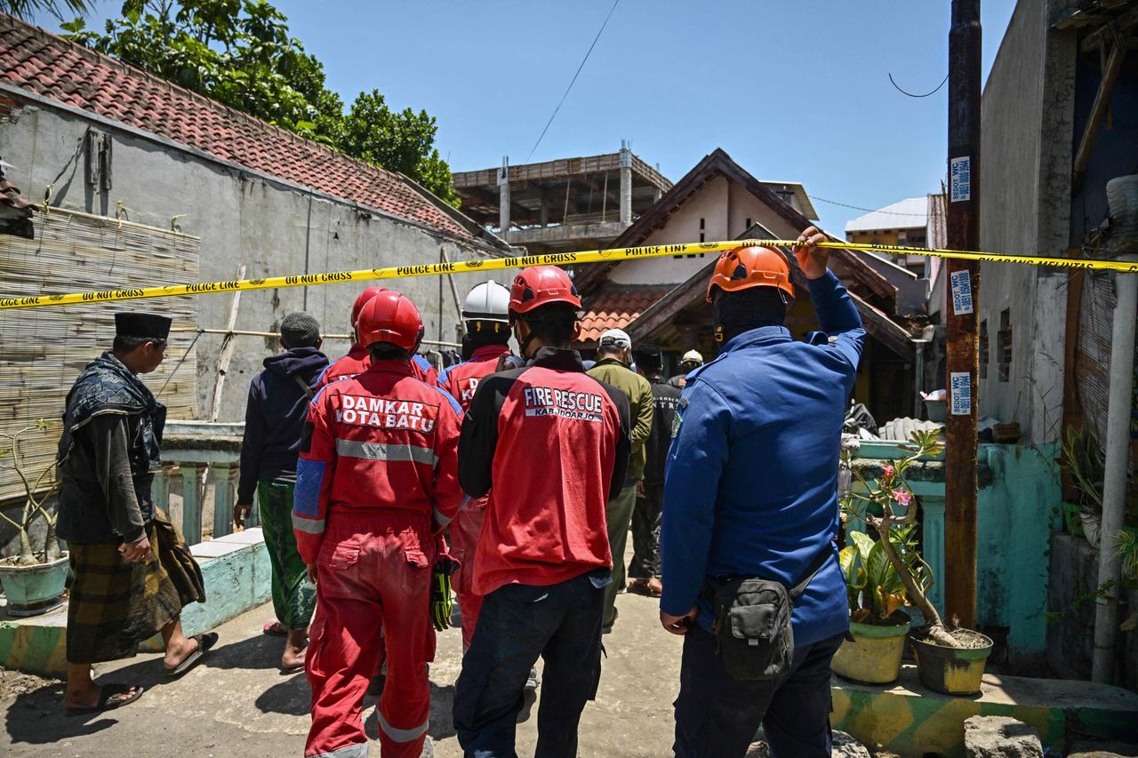 Sur le site de l’effondrement de l’école de Sidoarjo, à l’est de l’île de Java, en Indonésie, le 2 octobre 2025.