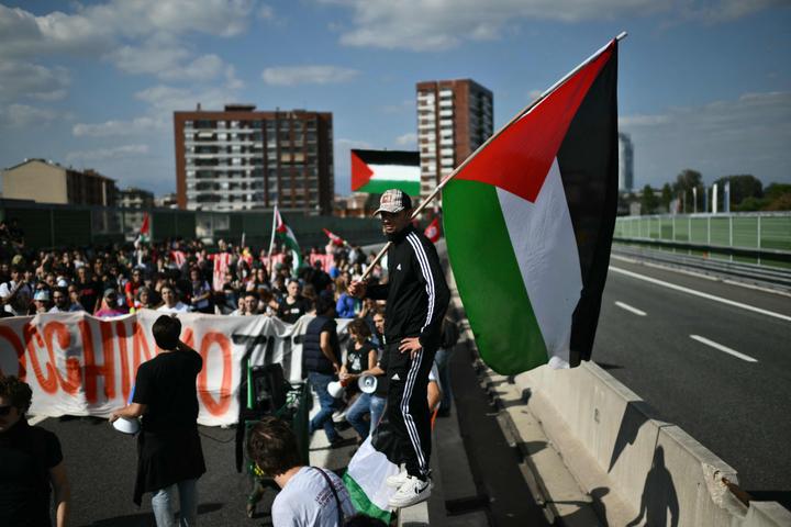 Des étudiants pro-palestiniens bloquent une route lors d’une manifestation condamnant l’interception de la flottille mondiale du Sumud par l’armée israélienne, à Turin, en Italie, le 2 octobre 2025.