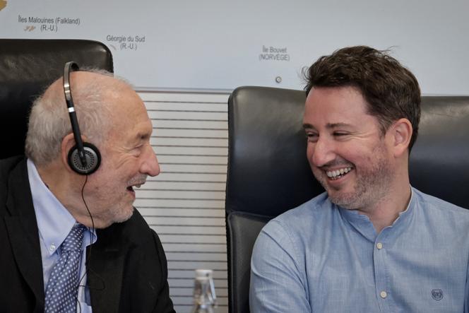 L’économiste américain et lauréat du prix Nobel d’économie Joseph Stiglitz (à gauche) et l’économiste français Gabriel Zucman participent à un débat sur la taxation des super-riches, à l’Assemblée nationale à Paris, le 1ᵉʳ octobre 2025.