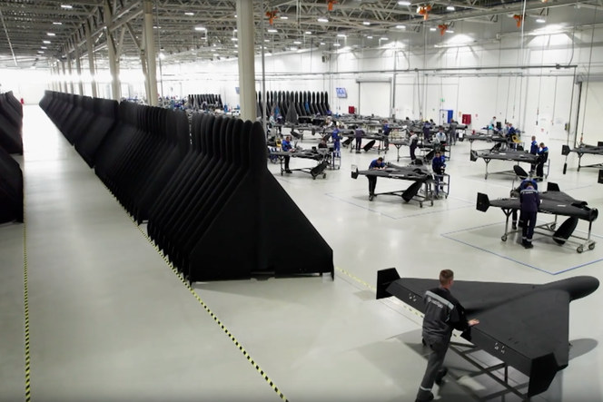L’usine de drones d’Elabouga, au Tatarstan (Russie), sur une capture d’écran tirée d’un documentaire diffusé sur Zvezda TV, chaîne du ministère de la défense russe.  