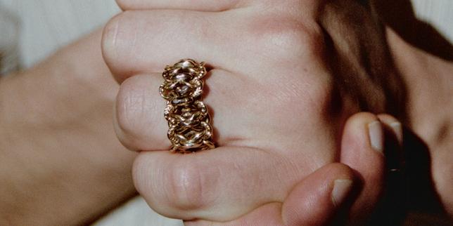 « Le monde de la joaillerie ne me semblait pas aligné avec mes valeurs » : une nouvelle génération de créatrices se lance dans l’upcycling de bijoux