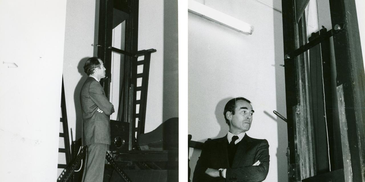 Robert Badinter, alors garde des sceaux, devant une guillotine, à la prison de Fresnes (Val-de-Marne), après l’abolition de la peine de mort, à l’automne 1981.
