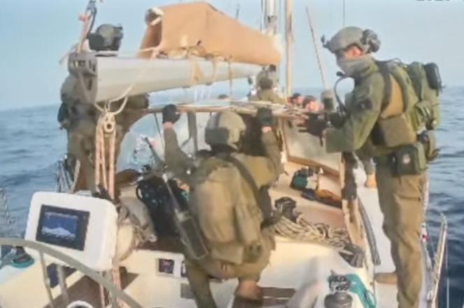 Des soldats de la marine israélienne à bord de l'un des navires de la flottille après son interception, alors qu'il s'approchait des côtes de Gaza, tôt le jeudi 2 octobre 2025.  