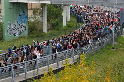 Des manifestants propalestiniens bloquant la périphérie de Milan, le 3 octobre 2025.