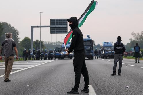 Des manifestants propalestiniens bloquant la périphérie de Milan, le 3 octobre 2025.