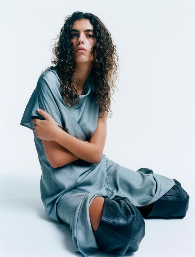 Robe Foggia, en soie, Soeur, 395 €, soeur.fr ; cuissardes Sportmax, fr.sportmax.com ; boucles d’oreilles Soeur, soeur.fr