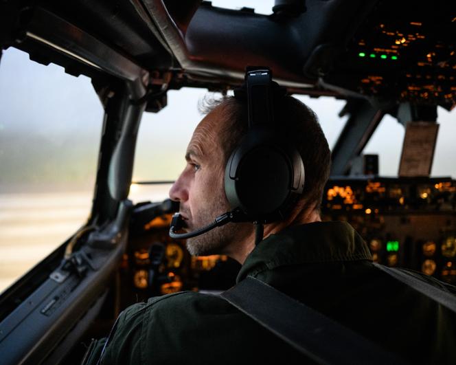 Un pilote de l’armée française à bord de l’Awacs durant le décollage, sur la base aérienne d’Avord (Cher), le 29 septembre 2025.