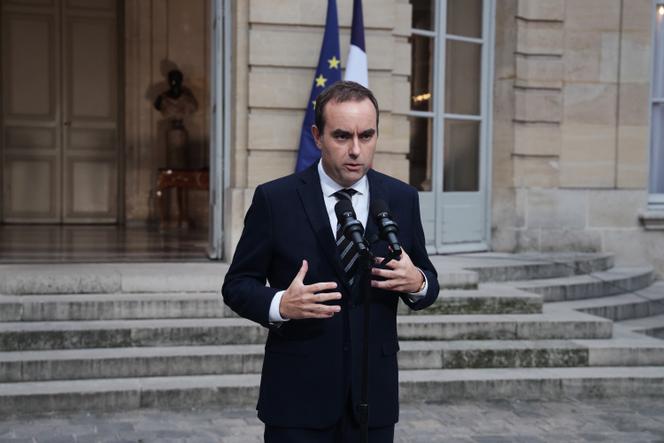Le premier ministre, Sébastien Lecornu, sur le perron de Matignon à Paris, le 3 octobre 2025.