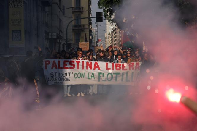Des manifestants propalestiniens protestent pour condamner l’interception des navires de la flottille Global Sumud, à Milan, le 3 octobre 2025.