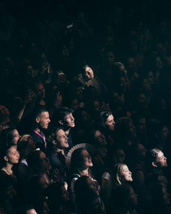 Dans la fosse du Bataclan, à Paris, le 23 juin 2025.