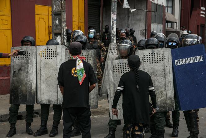 Les manifestants font face aux forces de sécurité, lors d’une manifestation antigouvernementale à Antananarivo, le 3 octobre 2025.