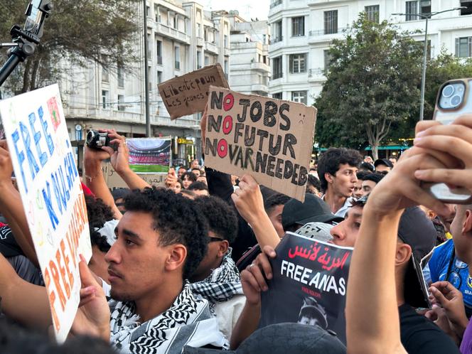 Des jeunes Marocains manifestent à Casablanca, le 3 octobre 2025, pour demander une réforme des secteurs de l’éducation et de la santé.